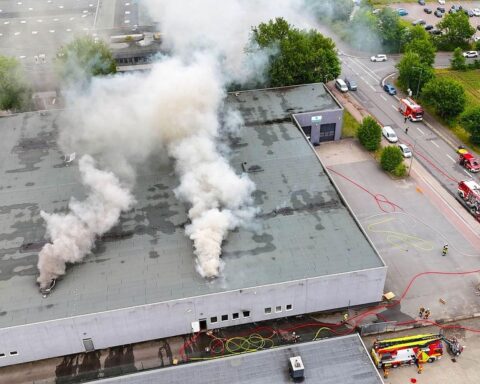 Intensive Rauchentwicklung, Feuerwehr im Einsatz, Brandbekämpfung in Lagerhalle mit Elektroartikeln und Kunststoff.