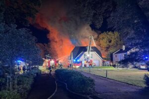 Großbrand in Werkstatt in Mehedorf, Feuerwehr im Einsatz, keine Verletzten, schnelle Brandausbreitung.
