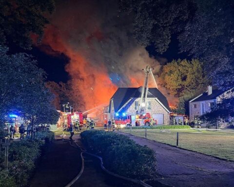 Großbrand in Werkstatt in Mehedorf, Feuerwehr im Einsatz, keine Verletzten, schnelle Brandausbreitung.