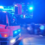 Großbrand in Rüsselsheim: Feuerwehr im Einsatz, Scheune und angrenzende Wohnung betroffen.