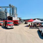 Feuerwehr mit 100 Einsatzkräften löscht Brand in Holzsilo während großer Hitze.