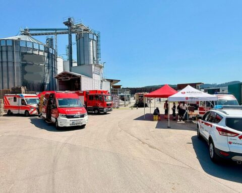 Feuerwehr mit 100 Einsatzkräften löscht Brand in Holzsilo während großer Hitze.