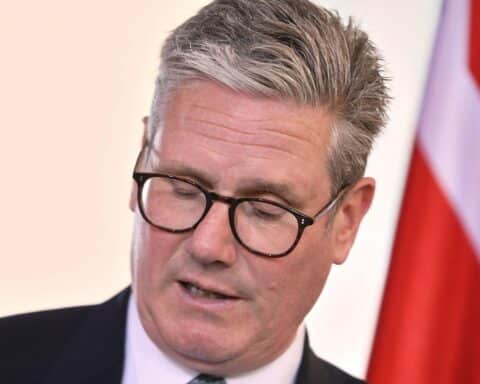 Keir Starmer kündigt Rücktritt an; Labour-Partei wählt neuen Vorsitzenden bis September.