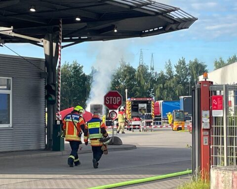 Rauchende Wechselbrücke, Feuerwehr im Einsatz, Chemikalien, Absperrungen, Gefahrensituation in Lehrte.