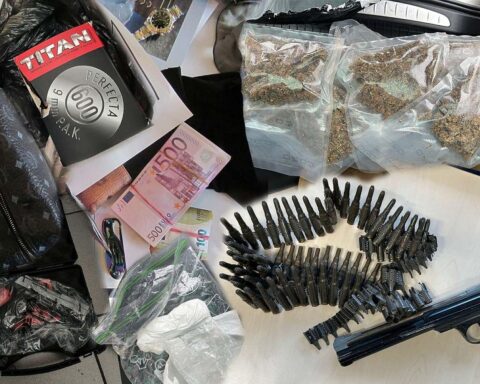 Polizei Mönchengladbach bei Razzia: sichergestellte Beweismittel, Waffen und Bargeld zeigen Betrugsoperation.