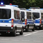 Polizeiautos im Einsatz bei Durchsuchungen gegen Kinderpornografie in Dresden.