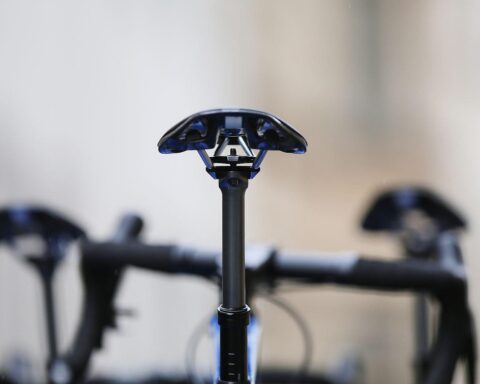 Fahrradsattel vor Hintergrund von urbaner Radinfrastruktur und engagierten Radfahrern.