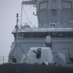 Deutsches Kriegsschiff auf hoher See, Symbol für Sicherheit und geopolitische Unsicherheiten im Nahen Osten.
