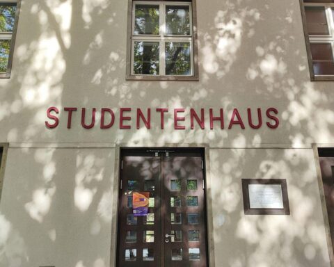 Studentenhaus mit Wohnungen, Symbol für BAföG-Anpassung und Unterstützung junger Menschen in Ausbildung.