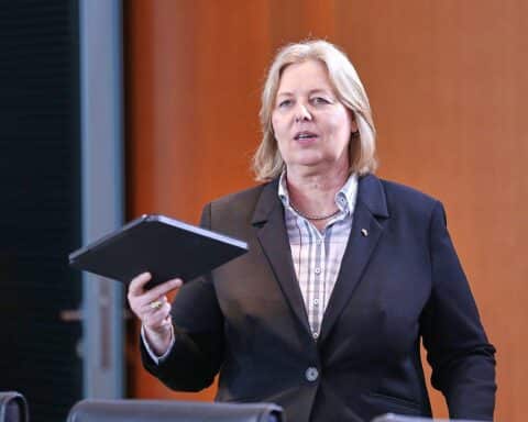 Bärbel Bas spricht über Steuerreform, Grüne kritisieren fehlende Finanzierungspläne. Chaos in der Regierung.