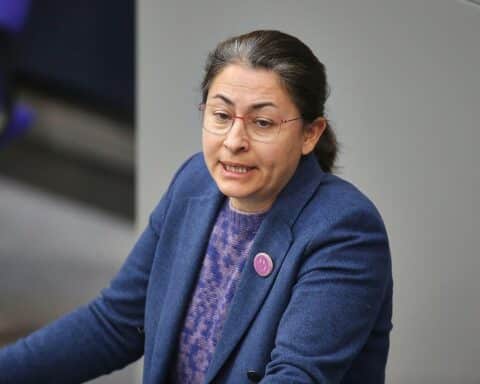 Filiz Polat kritisiert Rückführungszentren und fordert bessere Integrationsmaßnahmen für Flüchtlinge.