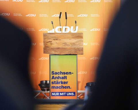 CDU-Fraktionschef Heuer posiert mit AfD-Spitzenkandidat Siegmund, was politische Kontroversen auslöst.