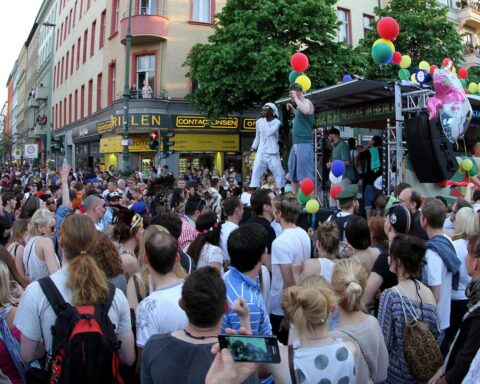 Buntes Treiben, Vielfalt und Gemeinschaft beim Karneval der Kulturen in Berlin.
