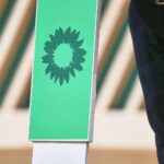 Grünen-Logo auf neutralem Hintergrund, symbolisiert politische Diskussion über Bürokratieabbau und Transparenz.
