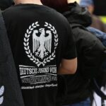 Rechtsextreme Symbole, Menschen in Besorgnis, politische Diskussion, Warnung vor Extremismus, Brandenburgs Zukunft.