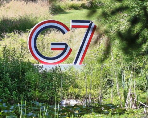 G7-Logo mit Aufruf zu Unterstützung für Ukraine und Frieden im Nahen Osten.