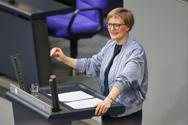 Franziska Brantner kritisiert Blockaden im deutsch-französischen Kampfflugzeugprojekt der Bundesregierung.