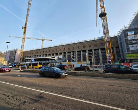 Stuttgart 21 Baustelle mit Baukränen, Baustellenfahrzeugen und Arbeitern in Aktion.