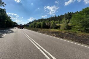 Brand am Straßenrand der B10 nach Reifenplatzer eines Lkw; Feuerwehr löscht schnell.