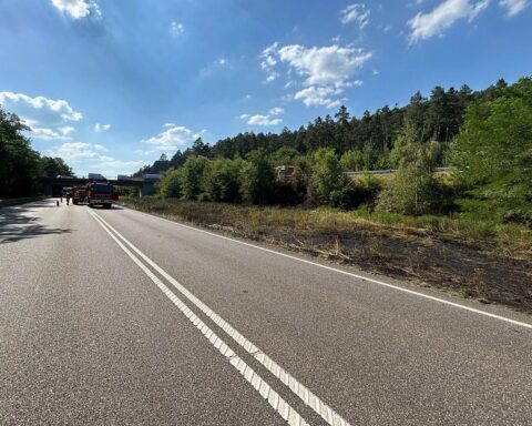 Brand am Straßenrand der B10 nach Reifenplatzer eines Lkw; Feuerwehr löscht schnell.