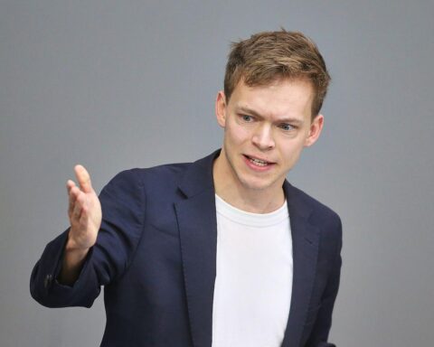 Junge Grüne-Abgeordnete diskutieren Rentenreform, gegen 70 Jahre Renteneintrittsalter, betonen Gerechtigkeit.