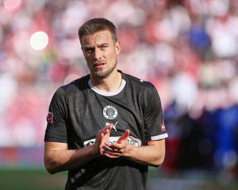 Hauke Wahl, Fußballspieler, verlässt FC St. Pauli, wechselt zum VfL Wolfsburg.