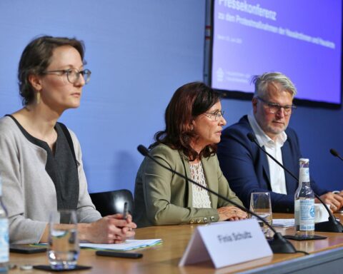 Protestaktion der Hausärztevereinigung gegen Kürzungen im Gesundheitswesen mit engagierten Ärzten und Patienten.