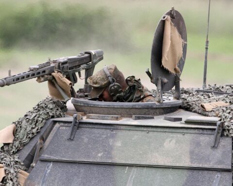 Bundeswehr-Panzer im Einsatz, symbolisiert hohe Rüstungsausgaben und überteuerte Preise der Rüstungsindustrie.