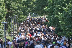 Hitzewelle: Menschen im Park, Sonnenschein, hohe Temperaturen, Gefahrenhinweise für Waldbrände.