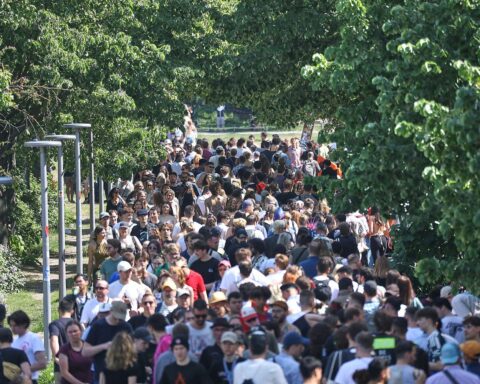 Hitzewelle: Menschen im Park, Sonnenschein, hohe Temperaturen, Gefahrenhinweise für Waldbrände.