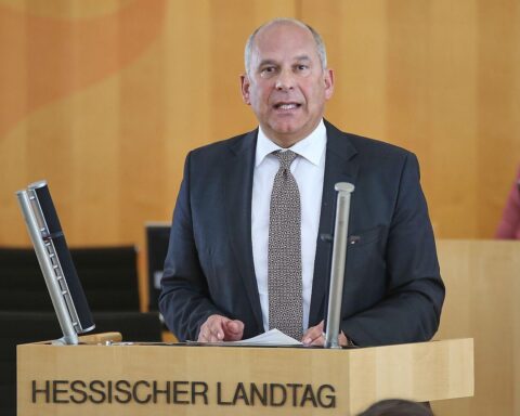 Roman Poseck präsentiert Sicherheitsthemen: Linksextremismus, Kinderschutz, Migrationspolitik, Cannabisgesetzreform.