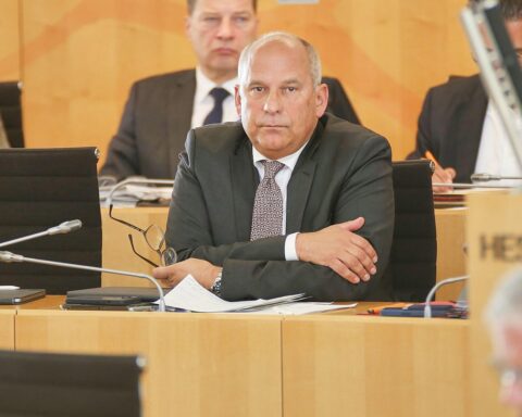 Roman Poseck diskutiert mit Ministerkollegen über Maßnahmen gegen linksextreme Gewalt in Deutschland.