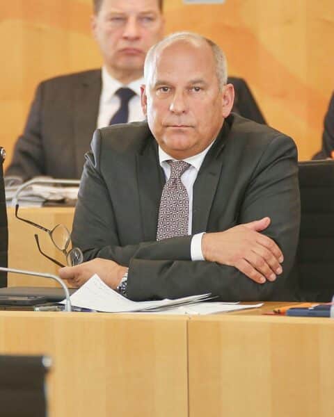 Roman Poseck diskutiert mit Ministerkollegen über Maßnahmen gegen linksextreme Gewalt in Deutschland.