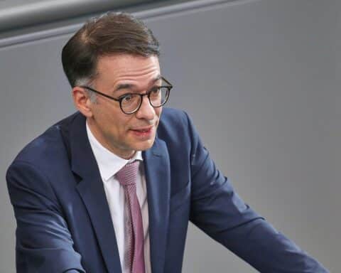 Ein Mann spricht ernsthaft über das Sexualstrafrecht auf einer Konferenz zur Justizreform.