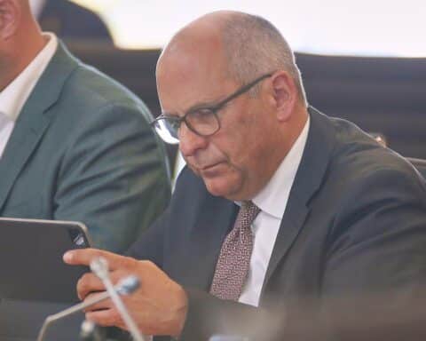Roman Poseck spricht über Mobilfunkortung von Ausreisepflichtigen zur Unterstützung von Abschiebungen.