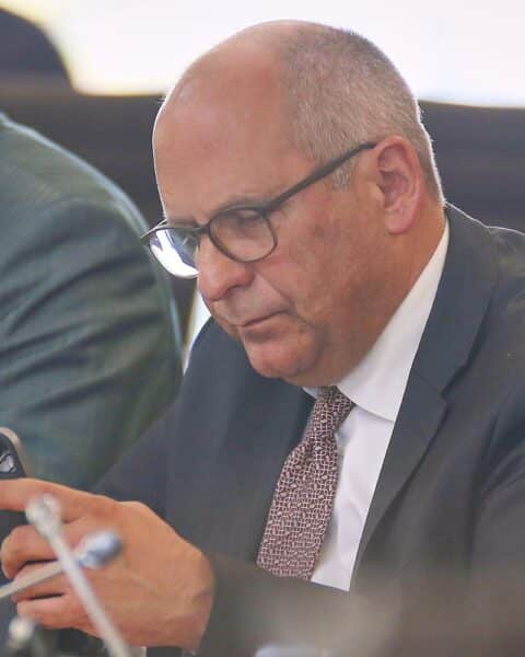 Roman Poseck spricht über Mobilfunkortung von Ausreisepflichtigen zur Unterstützung von Abschiebungen.