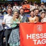 Übergabe der Hessentagsfahne von Fulda an Idstein mit festlichen Feierlichkeiten und wichtigen Persönlichkeiten.
