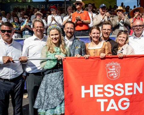 Übergabe der Hessentagsfahne von Fulda an Idstein mit festlichen Feierlichkeiten und wichtigen Persönlichkeiten.