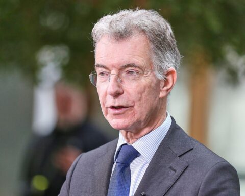 Christoph Heusgen diskutiert Völkerrecht und Deutschlands Diplomatie im Kontext internationaler Beziehungen.