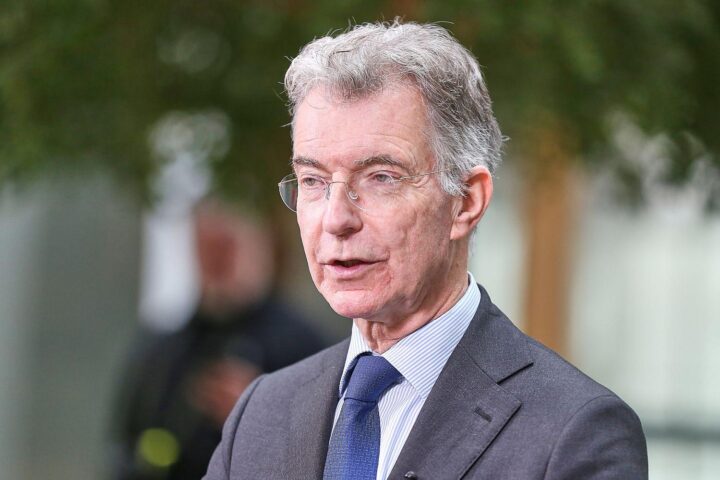 Christoph Heusgen diskutiert Völkerrecht und Deutschlands Diplomatie im Kontext internationaler Beziehungen.