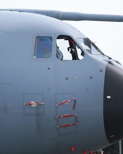 Airbus A400M Militärtransporter, der Hilfsgüter nach Venezuela bringt, steht im Fokus des Bildes.