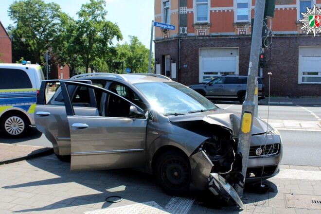 Hitze führt zu Unfall: Auto kollidiert mit Ampel in Oberhausen