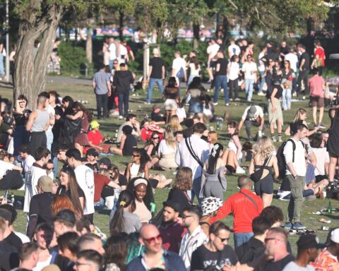 Junge Menschen genießen die Sonne im Park während extremer Hitzewarnung in Niedersachsen.