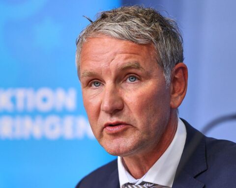 Björn Höcke moderiert Diskussion auf AfD-Parteitag über aktualisierte Extremismusdefinition und Unvereinbarkeitsliste.