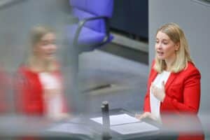 Verena Hubertz diskutiert Wohngeldkürzungen, die zahlreiche Haushalte in Deutschland betreffen werden.
