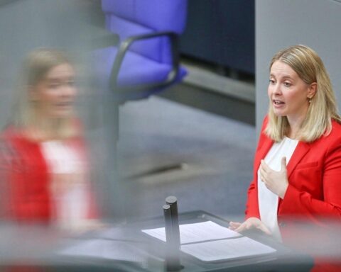 Verena Hubertz diskutiert Wohngeldkürzungen, die zahlreiche Haushalte in Deutschland betreffen werden.