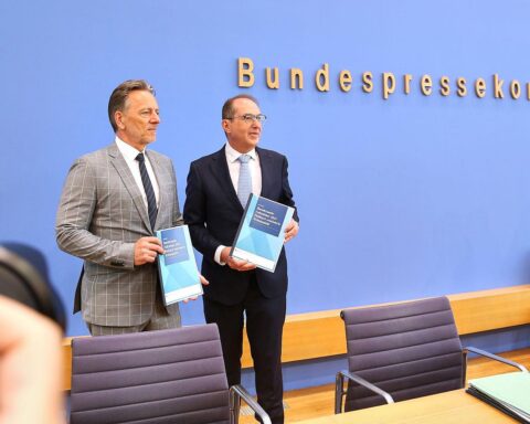 Frauen stehen zunehmend im Fokus politisch motivierter Kriminalität, warnt Bundesjustizministerin Hubig.
