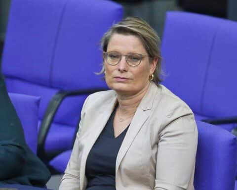 Stefanie Hubig fordert mehr Engagement für Organspenden und stellt persönlichen Spenderausweis vor.
