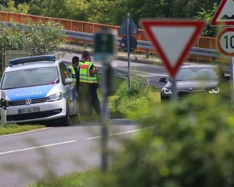 Verkehrskontrolle an der Grenze, Polizisten prüfen Fahrzeuge, Diskussion über Grenzkontrollen und Asylsystem.