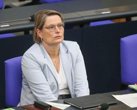 Stefanie Hubig spricht über Maßnahmen gegen sexuelle Gewalt und die Bedeutung von Zeugenaussagen.